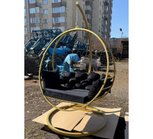 Підвісне крісло-кокон золотого кольору — комфорт для дому, саду та тераси