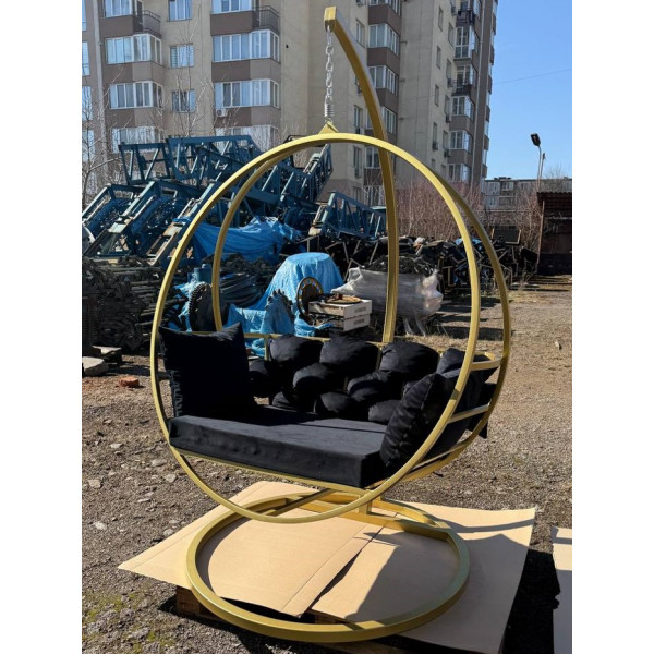 Підвісне крісло-кокон золотого кольору — комфорт для дому, саду та тераси